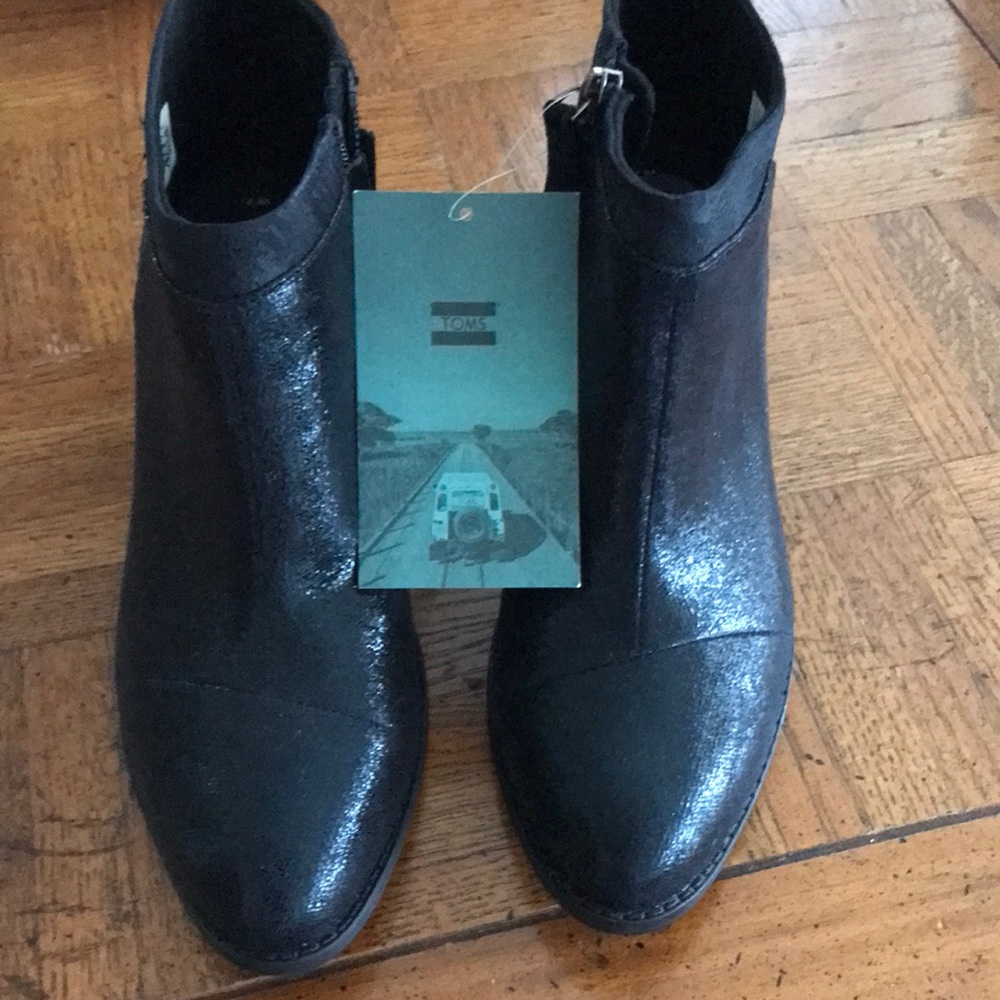 NWT Toms boots